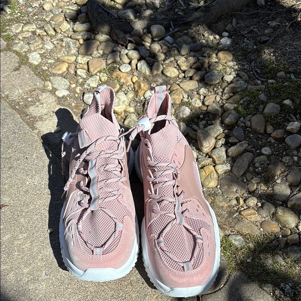 🐠 Women's Pink Athletic Shoes